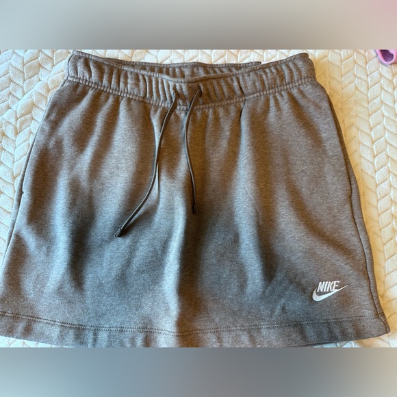 Nike Standard Fit Mid Rise Fleece Skirt Heather Brown Size Small - Picture 1 of 8
